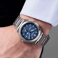 Citizen-Uhr am Handgelenk, blaues Zifferblatt, Titan, Automatik, Nahaufnahme