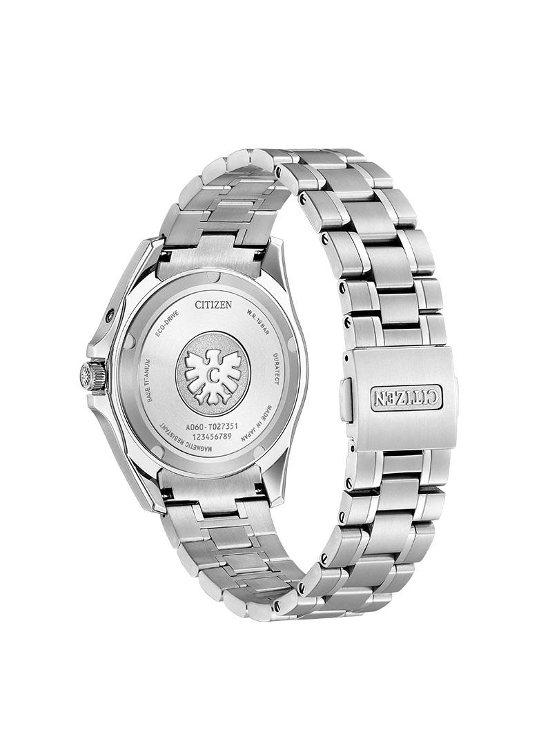 Citizen-Uhrrückseite mit Details: Titan, Eco-Drive, magnetisch resistent, hergestellt in Japan.