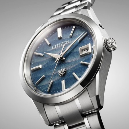 Citizen-Uhr mit blauem Zifferblatt und silbernem Armband, Nahaufnahme, elegantes Design