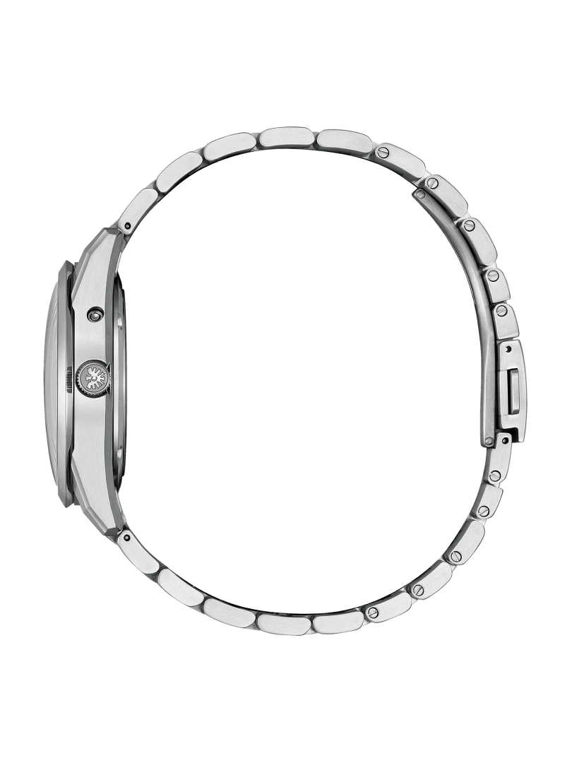 Seitenansicht einer silbernen Armbanduhr mit Metallband auf grünem Hintergrund.
