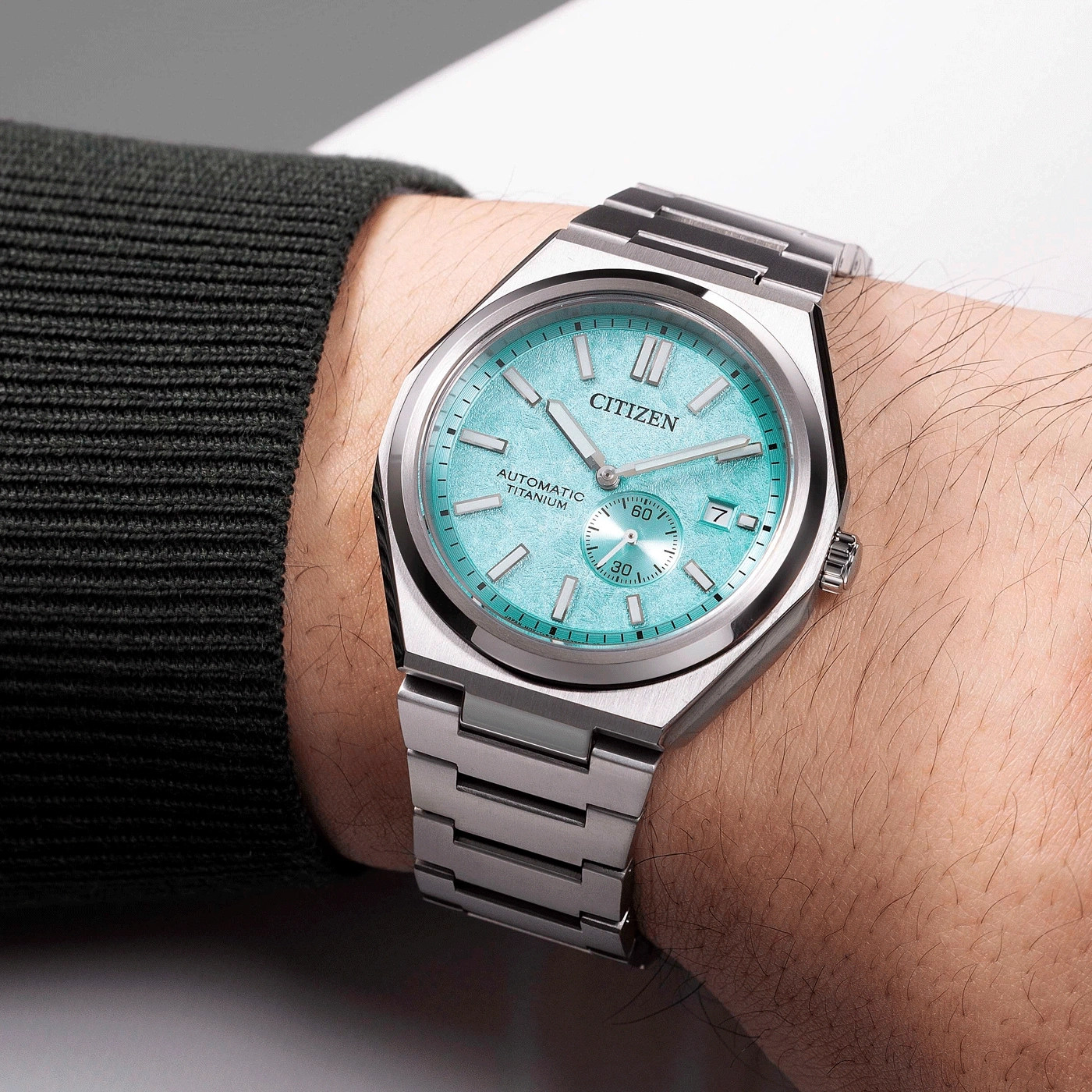 Citizen-Uhr am Handgelenk, türkisfarbenes Zifferblatt, Automatik-Titan, silbernes Armband, Nahaufnahme