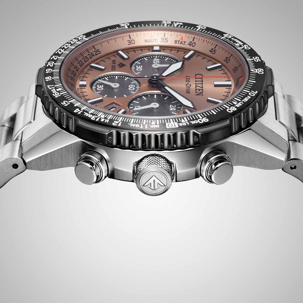 Citizen-Uhr mit braunem Zifferblatt, Chronograph und Edelstahlarmband.