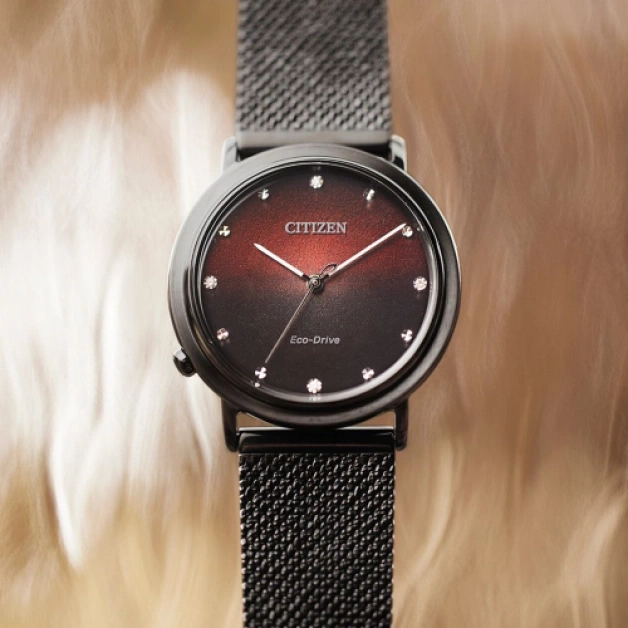 Citizen-Uhr mit schwarzem Armband und rotem und schwarzem Zifferblatt.