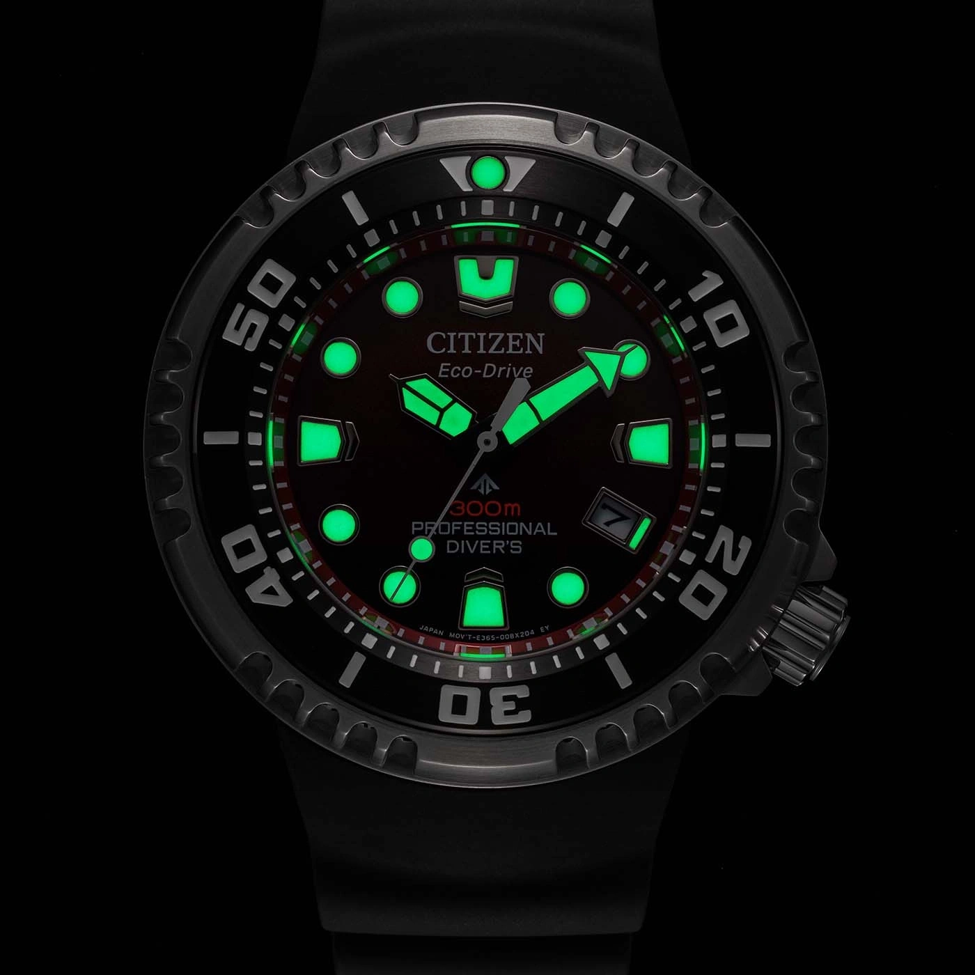 Citizen Eco-Drive Uhr mit grün leuchtenden Elementen, schwarzer Hintergrund, professionelle Taucheruhr.