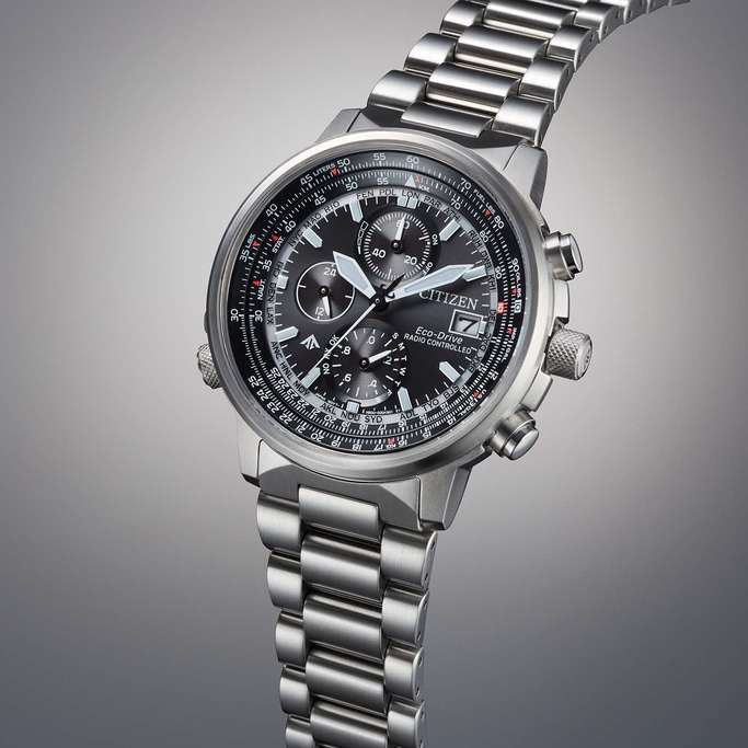 Citizen-Uhr mit schwarzem Zifferblatt und silbernem Armband, Eco-Drive, funkgesteuert.