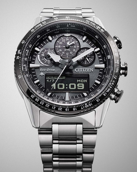 Citizen-Uhr mit mehreren Zifferblättern, Digitalanzeige und Edelstahlband.