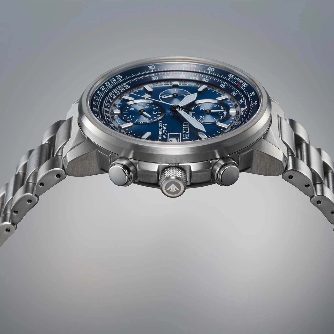 Citizen-Uhr mit blauem Zifferblatt und silbernem Armband, Nahaufnahme, Zeitmesser