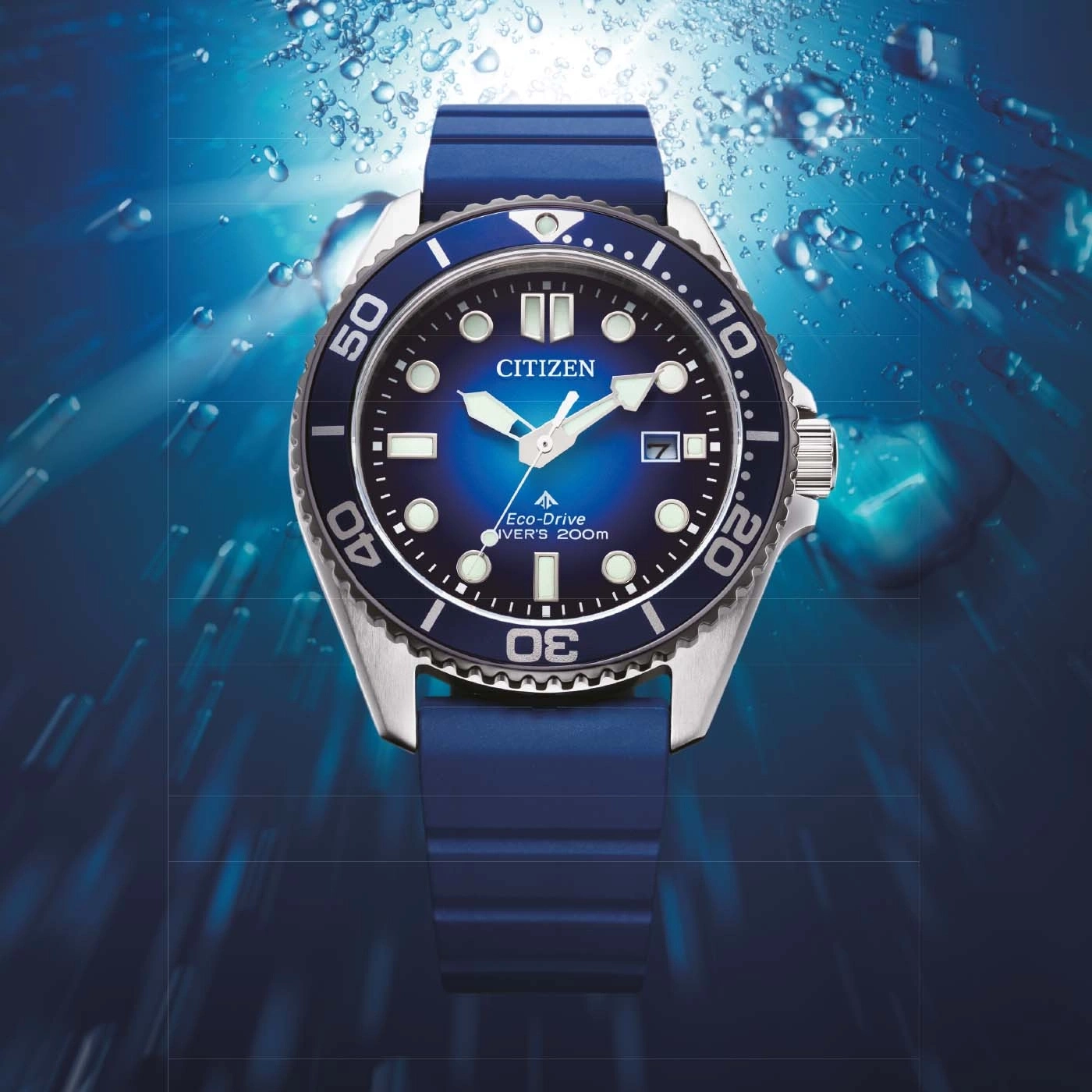 Blaue Citizen Eco-Drive Taucheruhr mit Kautschukarmband unter Wasser