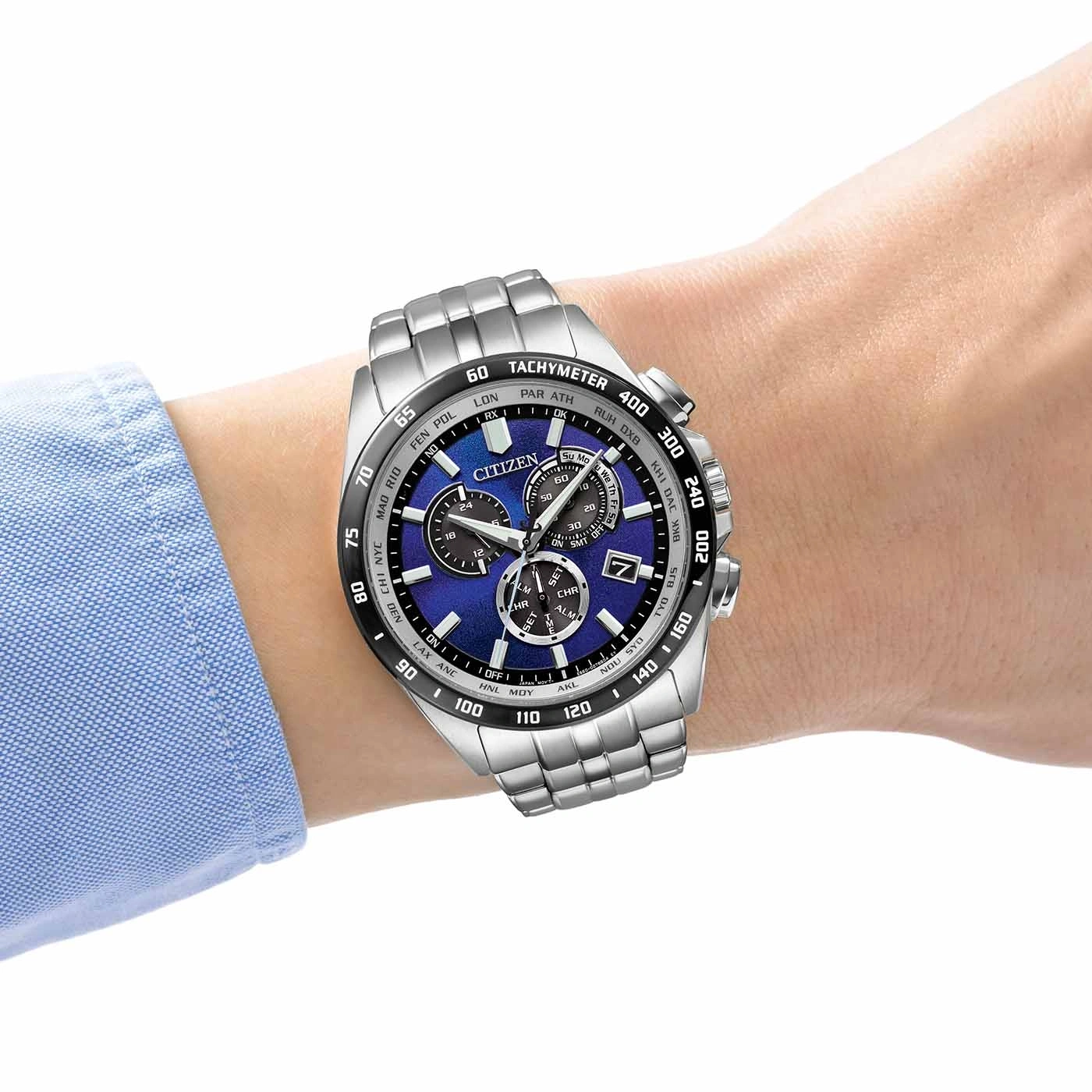 Citizen-Uhr am Handgelenk, blaues Zifferblatt, silbernes Armband, Chronograph, Tachymeter, Zeitanzeige.