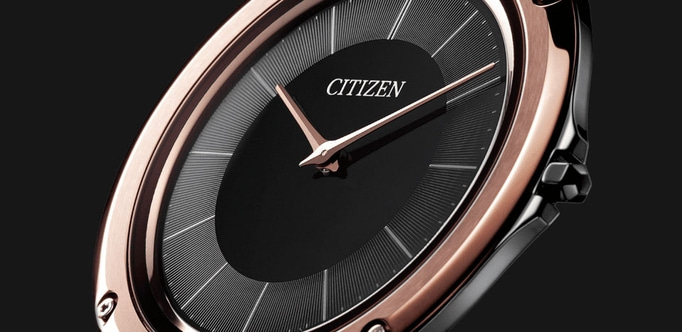 Nahaufnahme einer Citizen-Uhr mit schwarzem Zifferblatt und roségoldenen Akzenten.