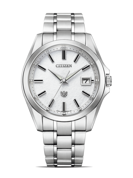 Citizen-Uhr mit weißem Zifferblatt und silbernem Armband auf grünem Hintergrund