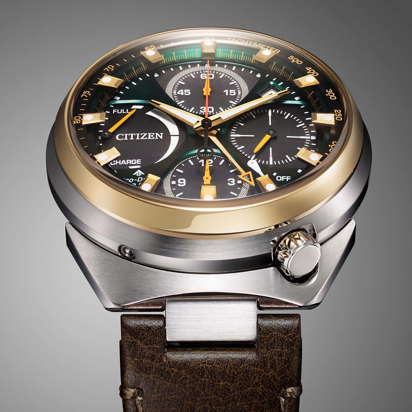 Nahaufnahme einer Citizen Eco-Drive Chronograph-Uhr mit dunkelgrünem Zifferblatt und goldenen Akzenten.