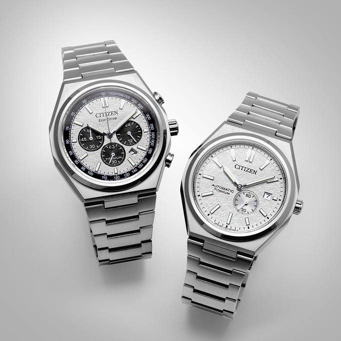 Zwei silberne Citizen-Uhren, Titan, Eco-Drive und Automatik, vor weißem Hintergrund.