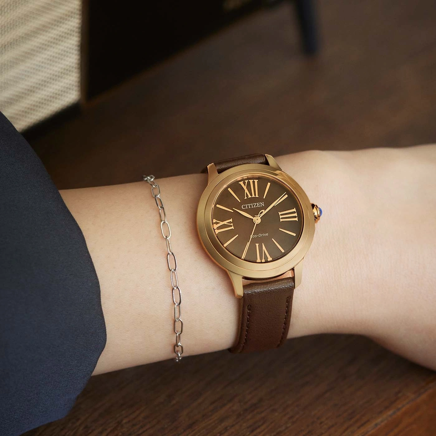 Handgelenk mit Uhr und Armband. Braunes Lederarmband. Citizen-Uhr.