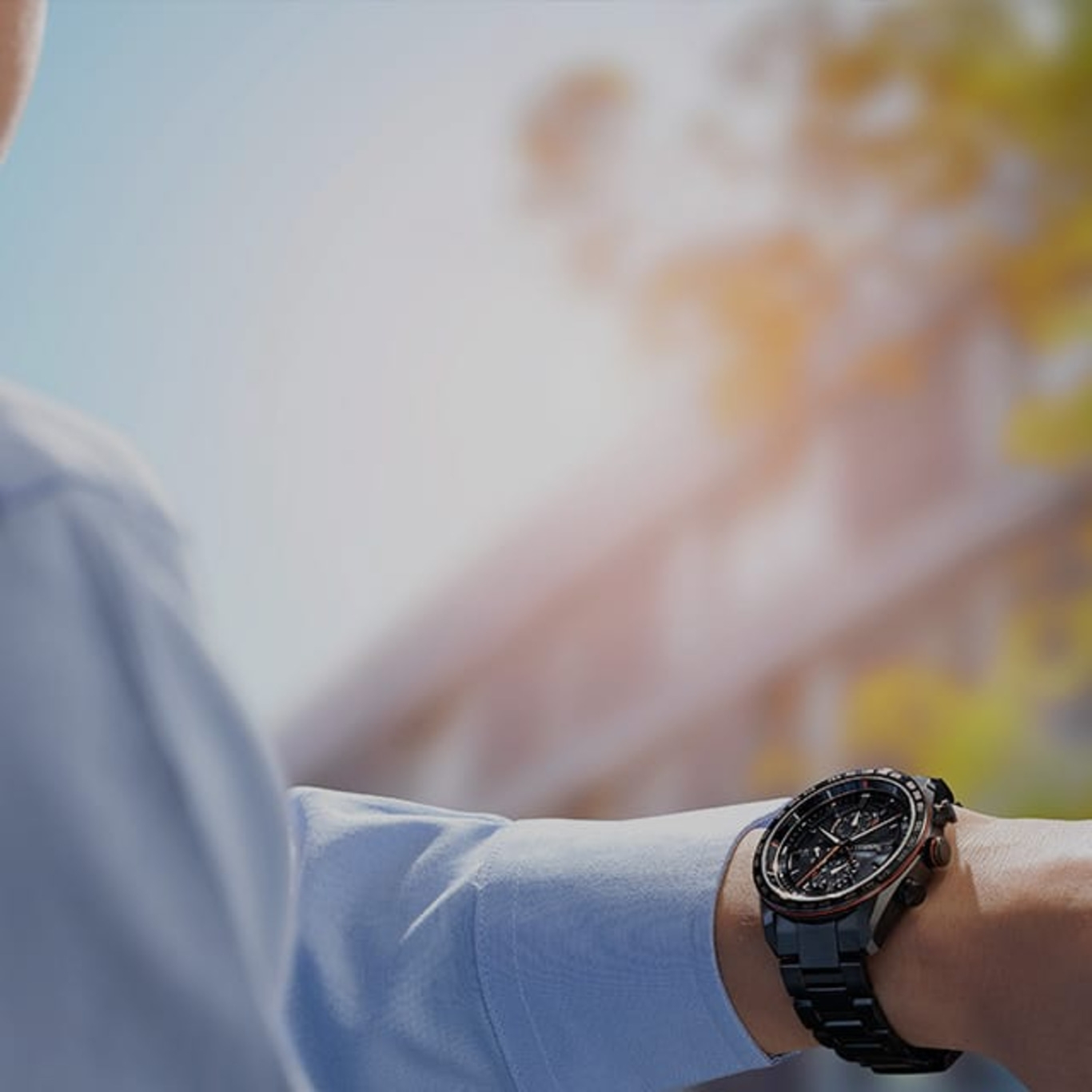 Mann mit schwarzer Uhr, blauem Hemd, im Freien, sonniger Tag, Armbanduhr
