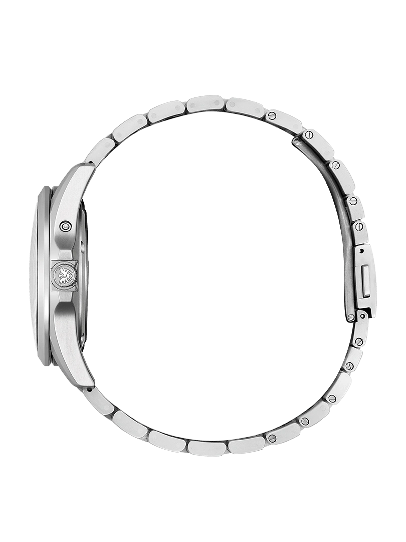 Seitenansicht einer silbernen Armbanduhr mit Metallband auf grünem Hintergrund.