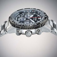 Nahaufnahme einer Citizen Eco-Drive Uhr mit schwarzem Zifferblatt und Metallarmband.