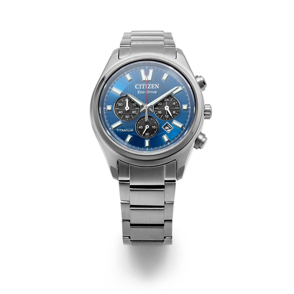 Eine blaue Citizen Eco-Drive Titanuhr mit Chronographen-Zifferblättern.