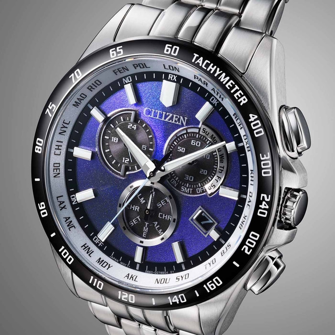 Citizen-Uhr mit blauem Zifferblatt, silbernem Armband und Chronographenfunktionen.