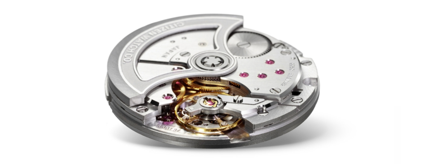 Nahaufnahme eines Citizen-Uhrwerks mit filigranen Zahnrädern und Komponenten.