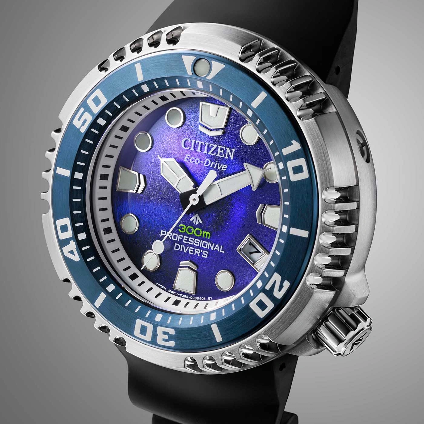 Citizen Eco-Drive Uhr mit blauem Zifferblatt und Lünette, schwarzem Armband und silbernem Gehäuse.