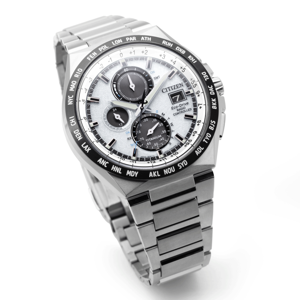 Citizen-Uhr mit mehreren Zifferblättern und Titanband, die Zeitzonen anzeigt.