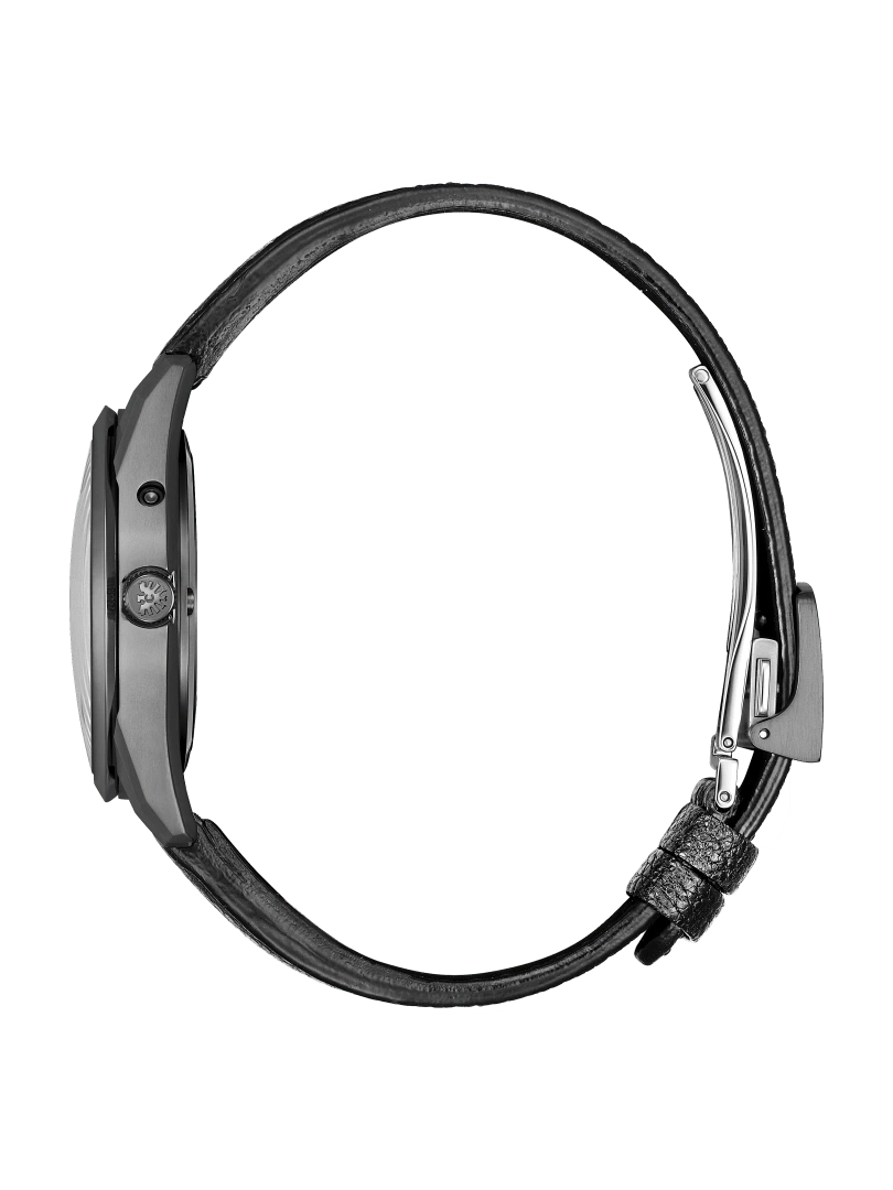 Seitenansicht einer schwarzen Uhr mit Lederarmband auf grünem Hintergrund.