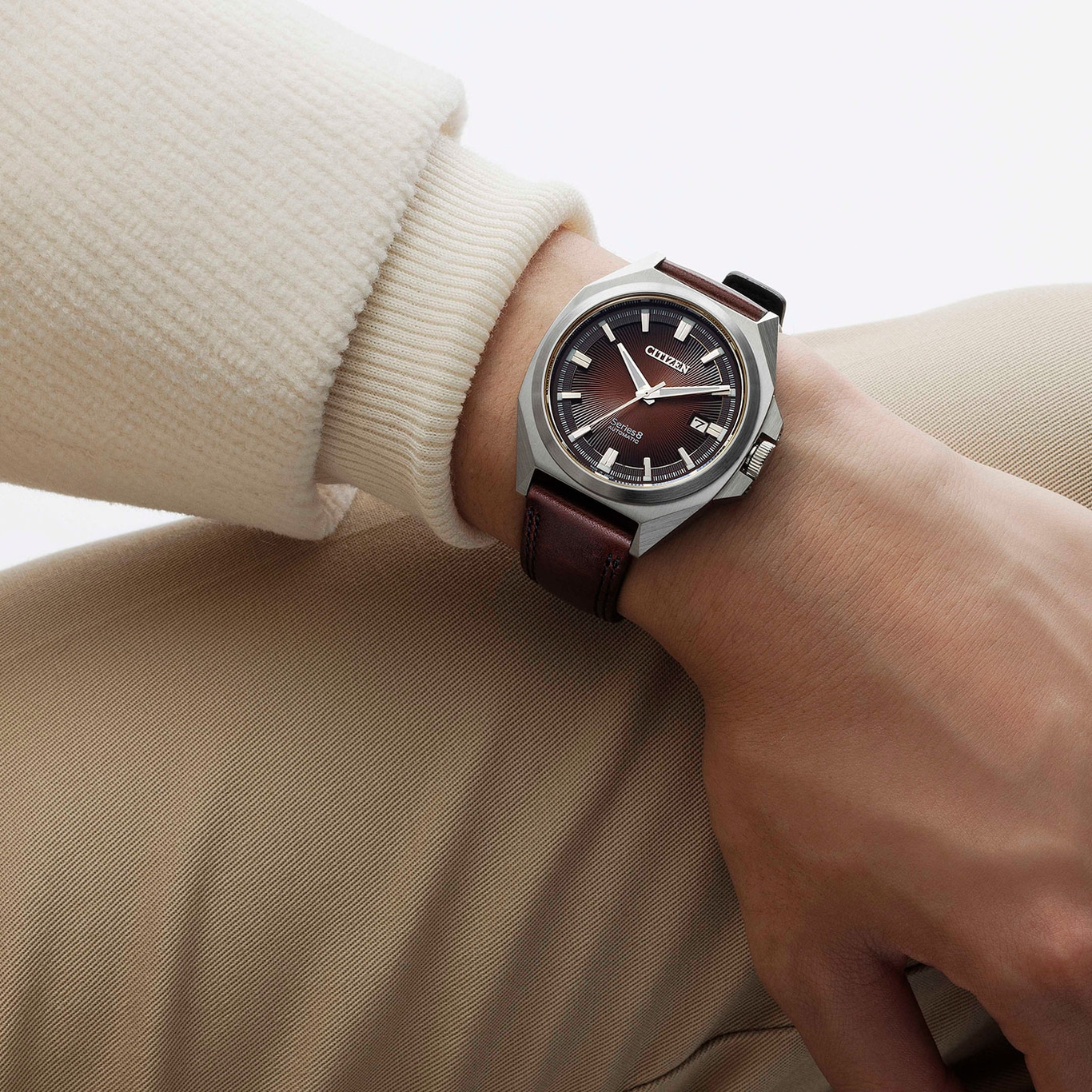 Citizen-Uhr am Handgelenk, braunes Lederarmband, braunes Zifferblatt, beige Kleidung