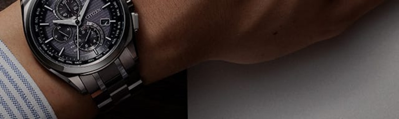 Nahaufnahme einer Citizen-Uhr am Handgelenk, die das Zifferblatt und das Armband zeigt.