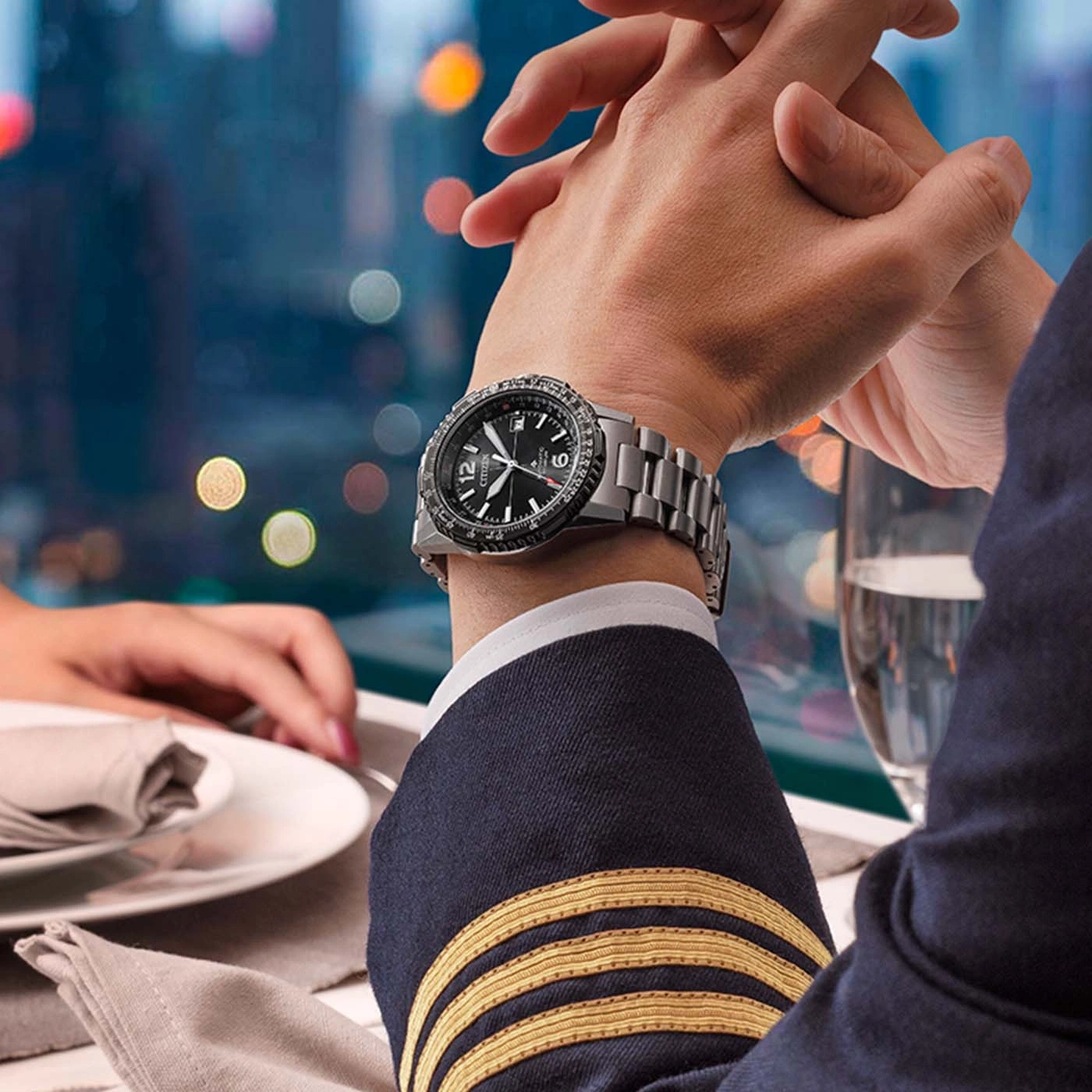 Mann in Pilotuniform mit Uhr hält Hände