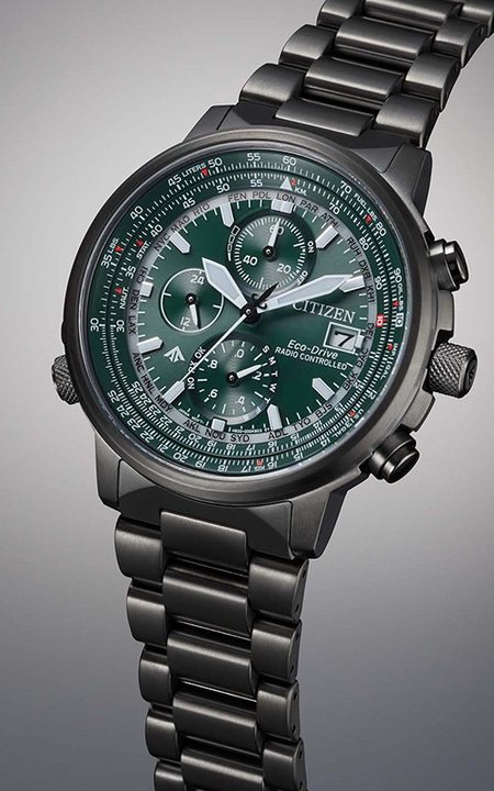 Grüne Citizen-Uhr mit schwarzem Armband und detailliertem Zifferblatt, ideal für Luftfahrt-Enthusiasten.