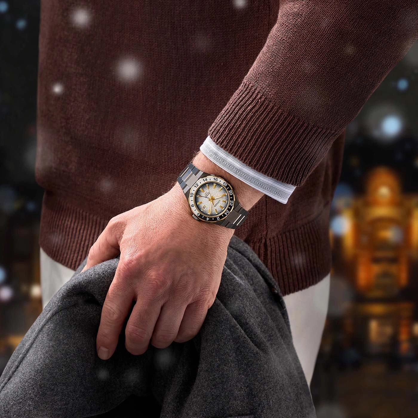 Mann mit Uhr, hält Mantel, verschwommener Hintergrund, Winterkleidung.