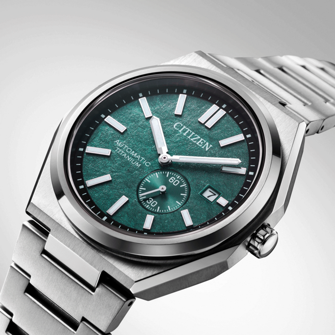 Citizen-Uhr mit grünem Zifferblatt und Titanarmband, Nahaufnahme.