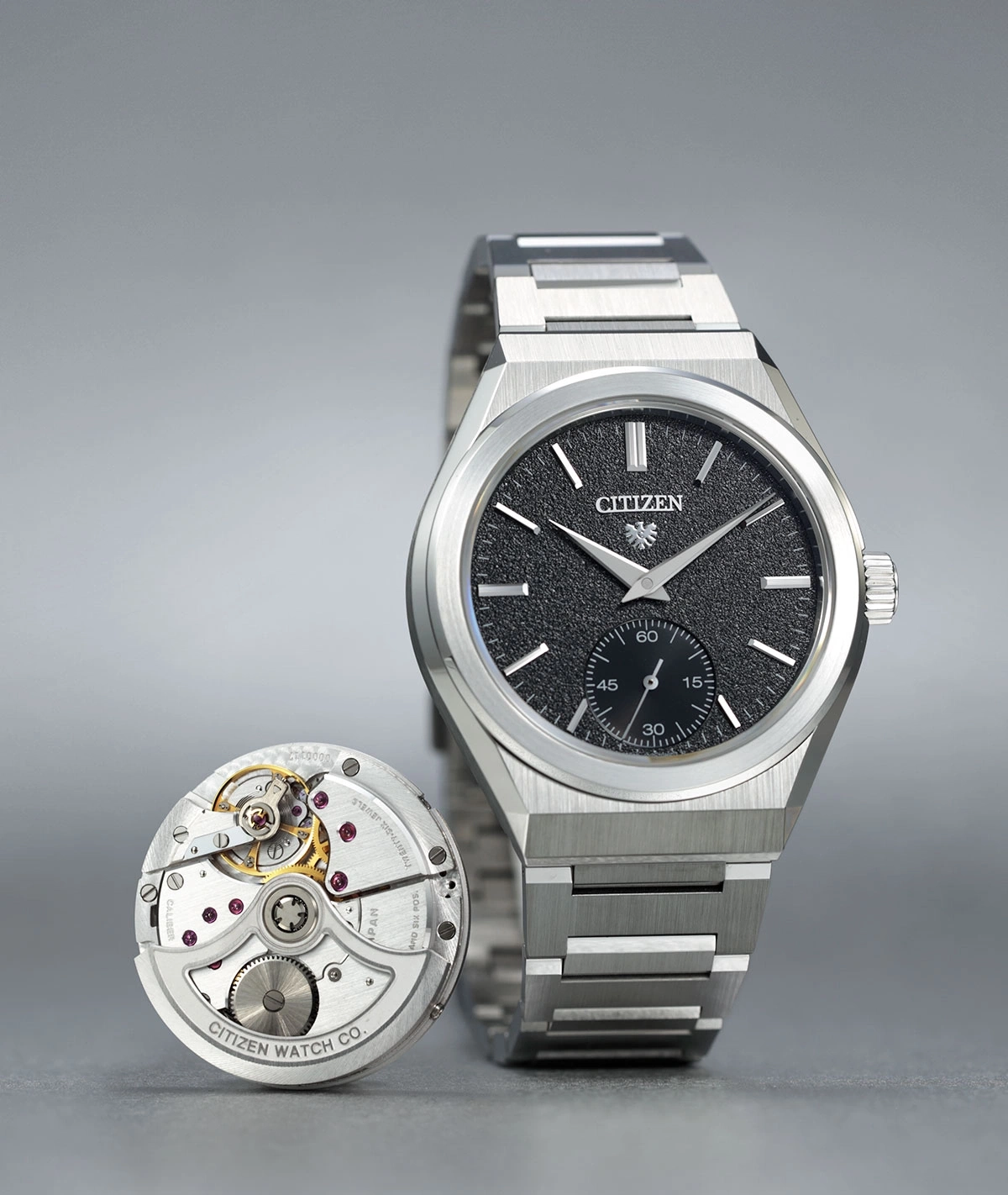 Citizen-Uhr mit freiliegendem Mechanismus, schwarzem Zifferblatt, silbernem Armband und filigranen Details.