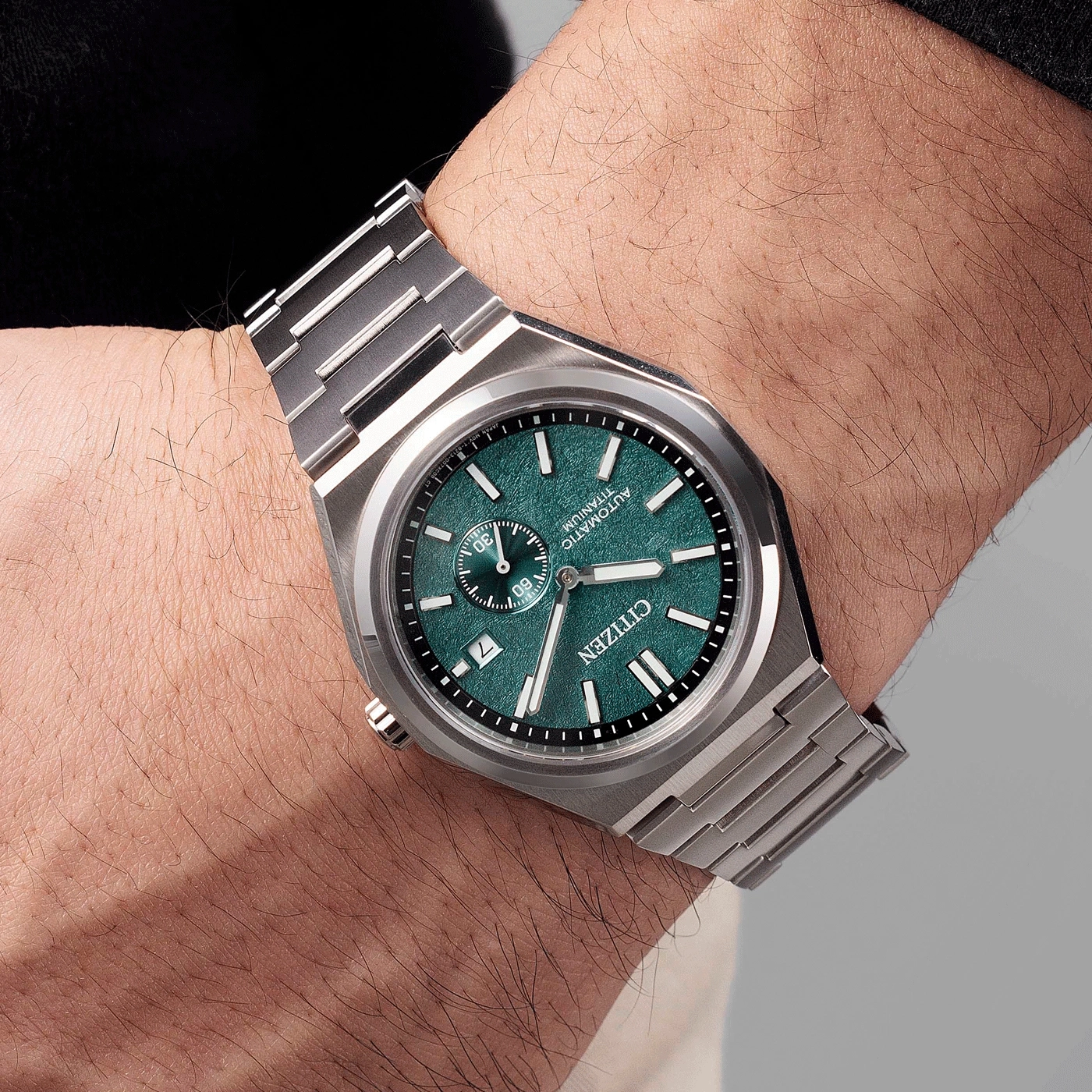 Citizen-Uhr am Handgelenk, grünes Zifferblatt, Titan, Automatik, Nahaufnahme