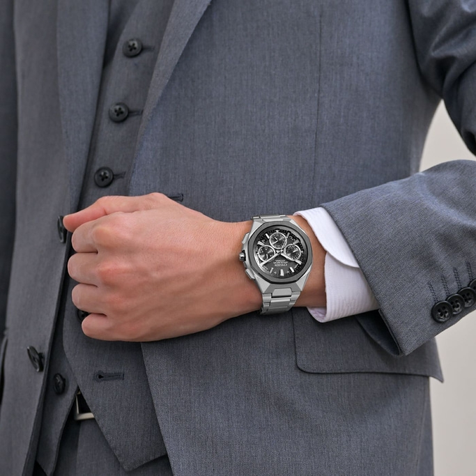 Mann im Anzug mit silberner Uhr. Formelle Kleidung und Armbanduhr.