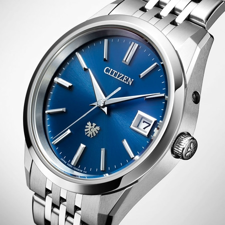 Citizen-Uhr mit blauem Zifferblatt, silbernem Armband und Datumsanzeige. Elegantes Design.
