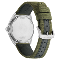 Citizen-Uhr, Rückseite mit Text, grünes Armband, Edelstahl, Nahaufnahme.