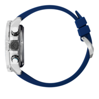 Seitenansicht einer silbernen Uhr mit blauem Armband auf weißem Hintergrund.