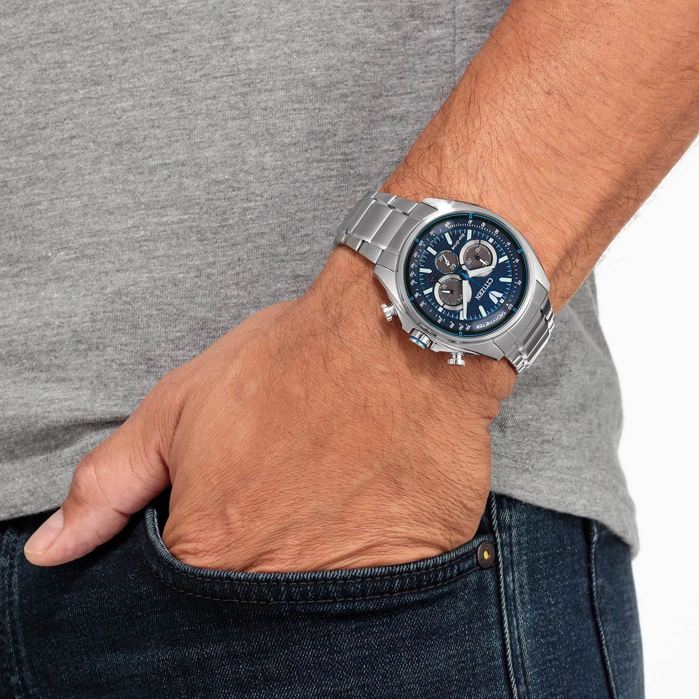 Mann mit Citizen-Uhr, Hand in der Tasche, blaues Zifferblatt, silbernes Armband