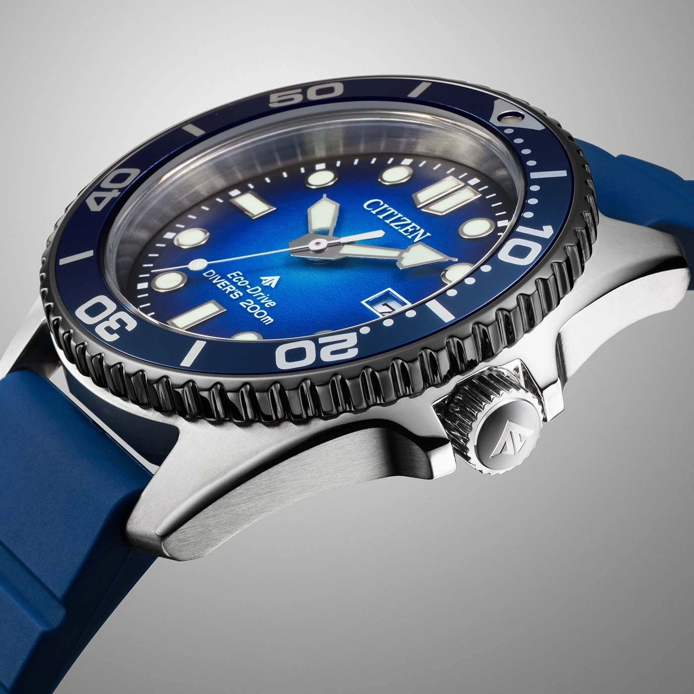 Nahaufnahme einer blauen Citizen Eco-Drive Taucheruhr mit Metallarmband.