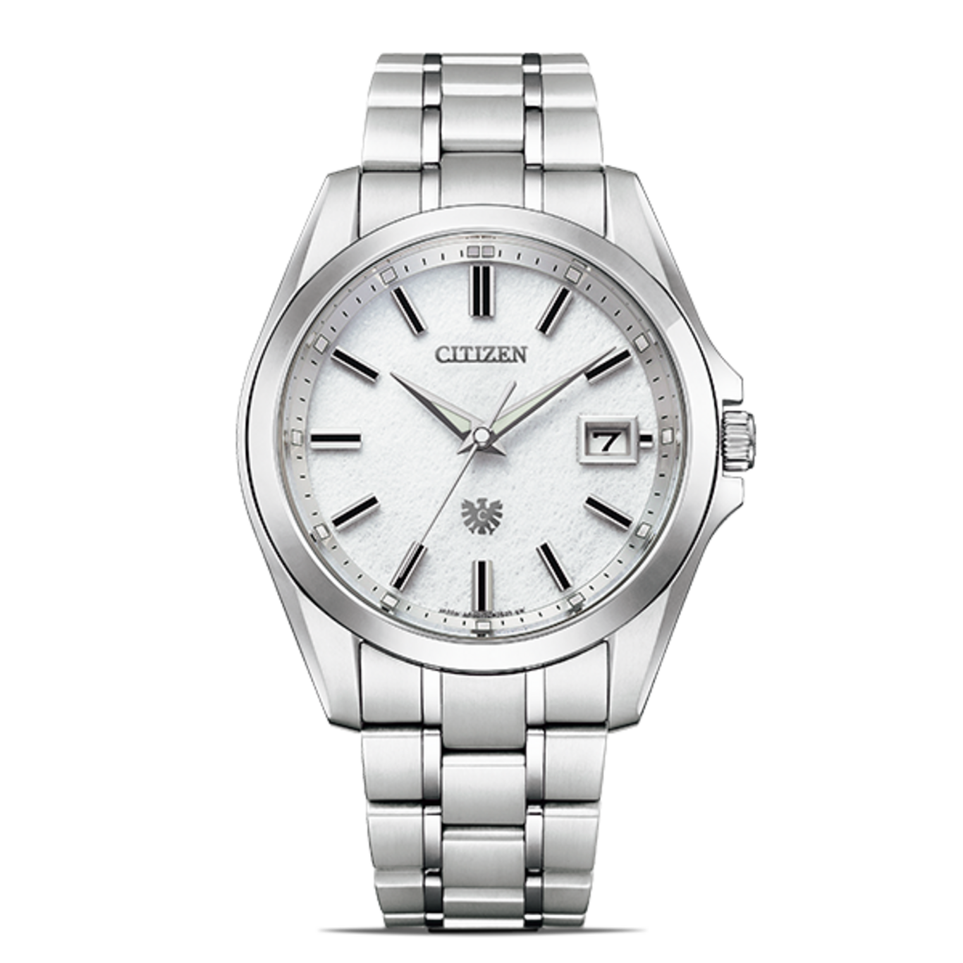 Silberne Citizen-Uhr mit weißem Zifferblatt und Datumsanzeige auf weißem Hintergrund.