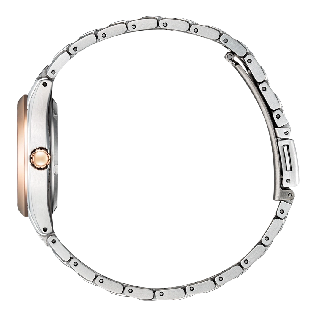 Seitenansicht einer silbernen Uhr mit roségoldener Lünette und Armband.