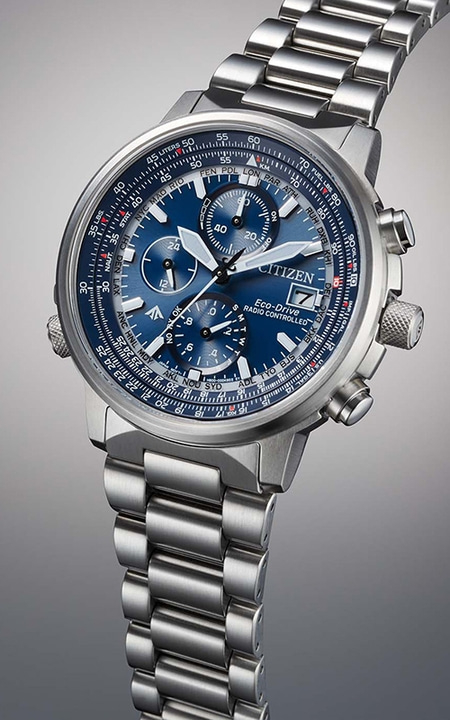 Citizen Eco-Drive Uhr mit blauem Zifferblatt und silbernem Armband, Nahaufnahme.