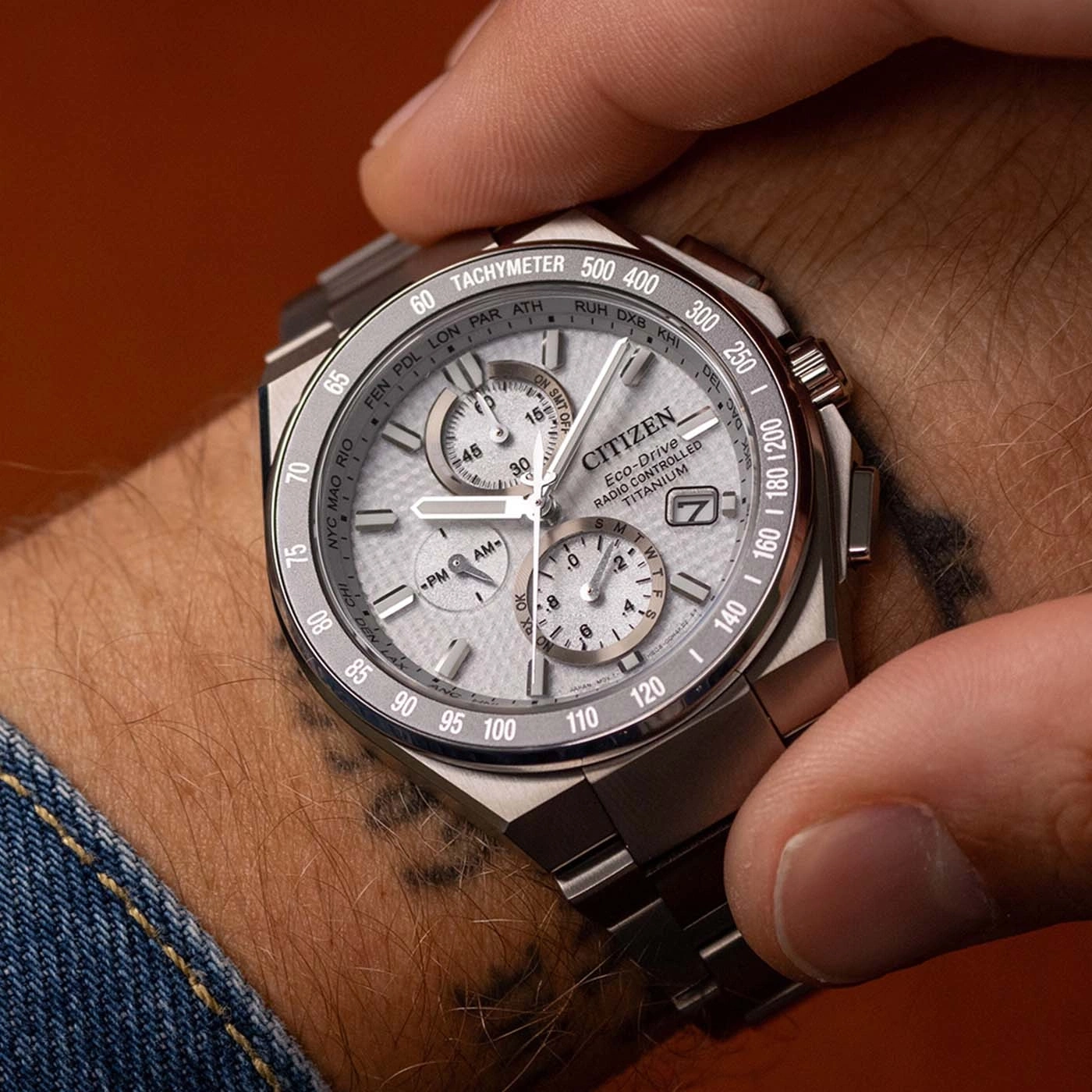 Ein Mann trägt eine Citizen Eco-Drive Funkuhren-Titan-Uhr am Handgelenk.