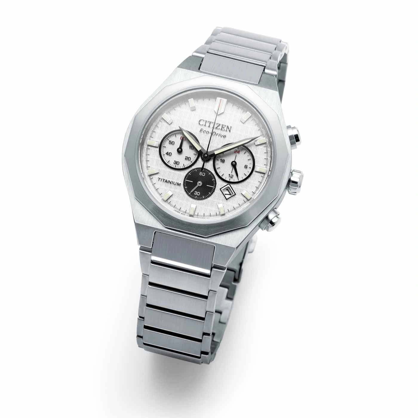 Citizen Eco-Drive Titanuhr mit weißem Zifferblatt und Chronographenfunktionen.