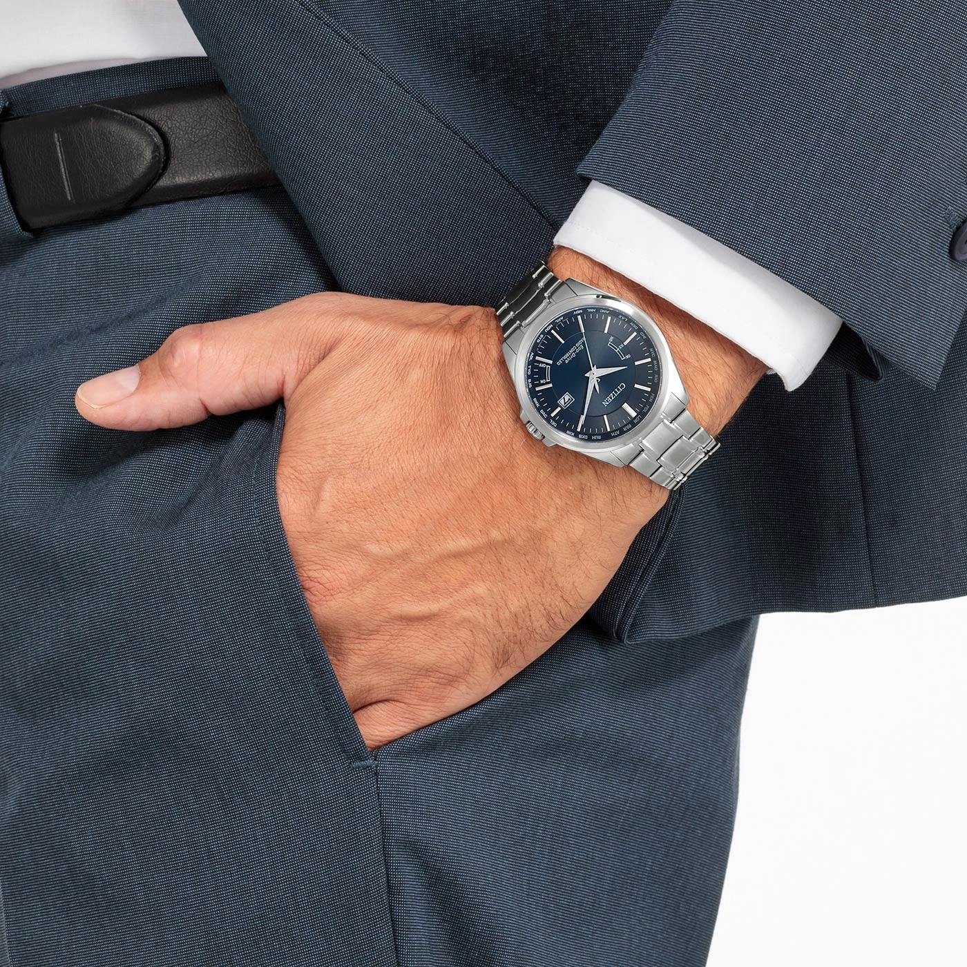 Mann im Anzug mit Uhr, Hand in der Tasche, formelle Kleidung, Geschäft