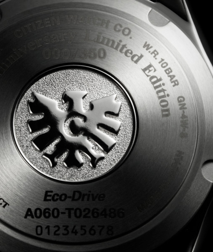 Nahaufnahme des Bodens einer Citizen-Uhr mit Text und Logo, Eco-Drive.