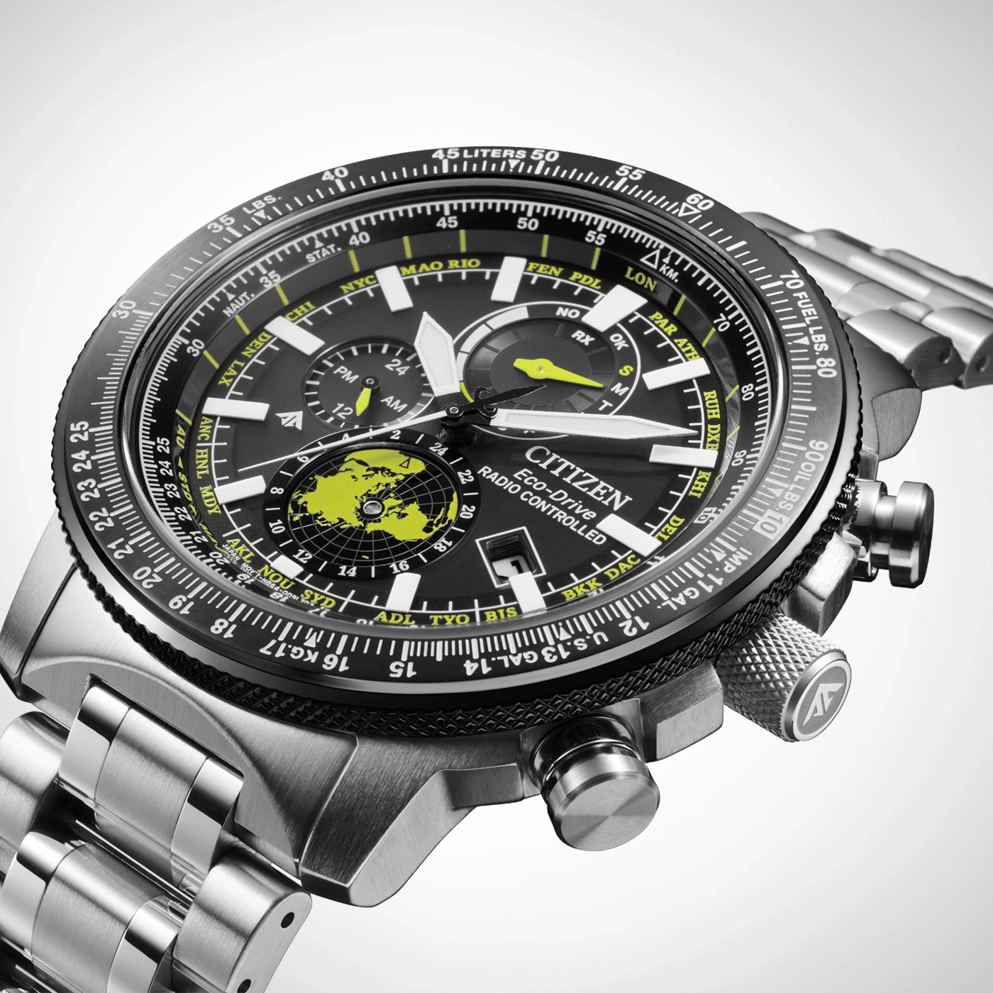 Citizen Eco-Drive Uhr mit schwarzem Zifferblatt, Weltkarte und silbernem Armband.
