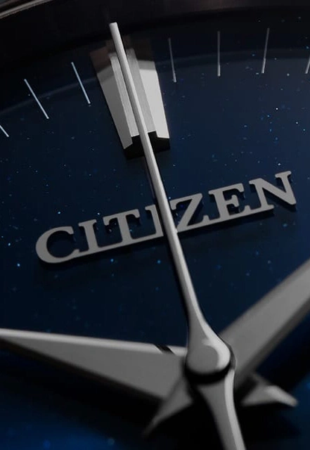 Nahaufnahme eines Citizen-Zifferblatts mit Zeigern und dem Markennamen.